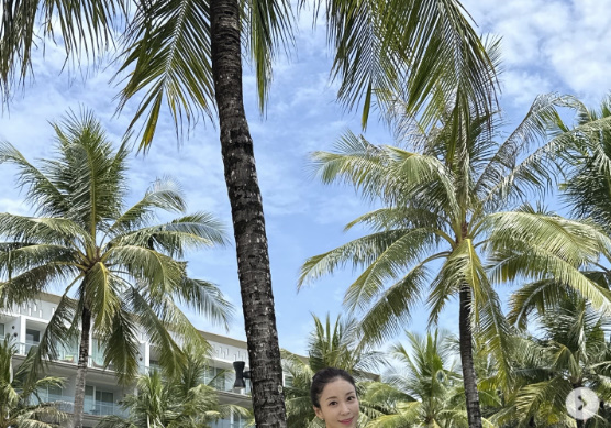 '윤정수♥' 원진서, 신혼여행서 뽐낸 파격 비키니 패션…완벽 몸매