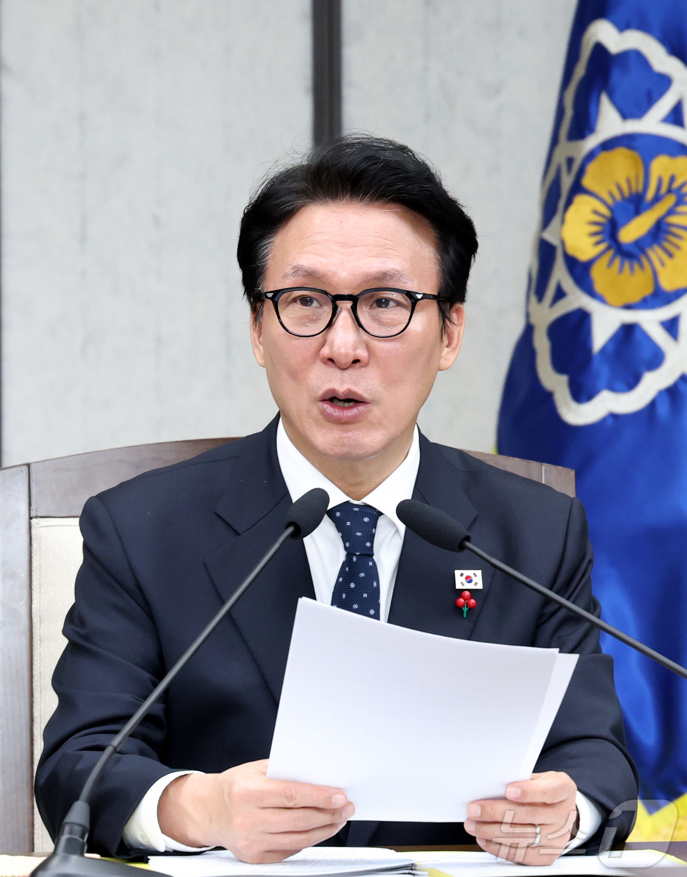 (세종=뉴스1) 김기남 기자 = 김민석 국무총리가 24일 세종시 정부세종청사에서 열린 국가정책조정회의를 주재하며  가습기살균제 참사 피해 대책, 국민불편 민생규제 개선 등 안건에 …