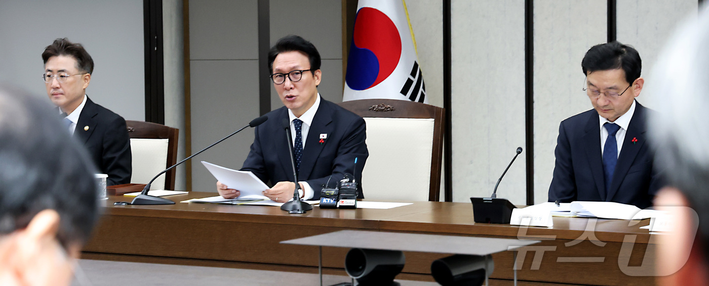 (세종=뉴스1) 김기남 기자 = 김민석 국무총리가 24일 세종시 정부세종청사에서 열린 국가정책조정회의를 주재하며  가습기살균제 참사 피해 대책, 국민불편 민생규제 개선 등 안건에 …