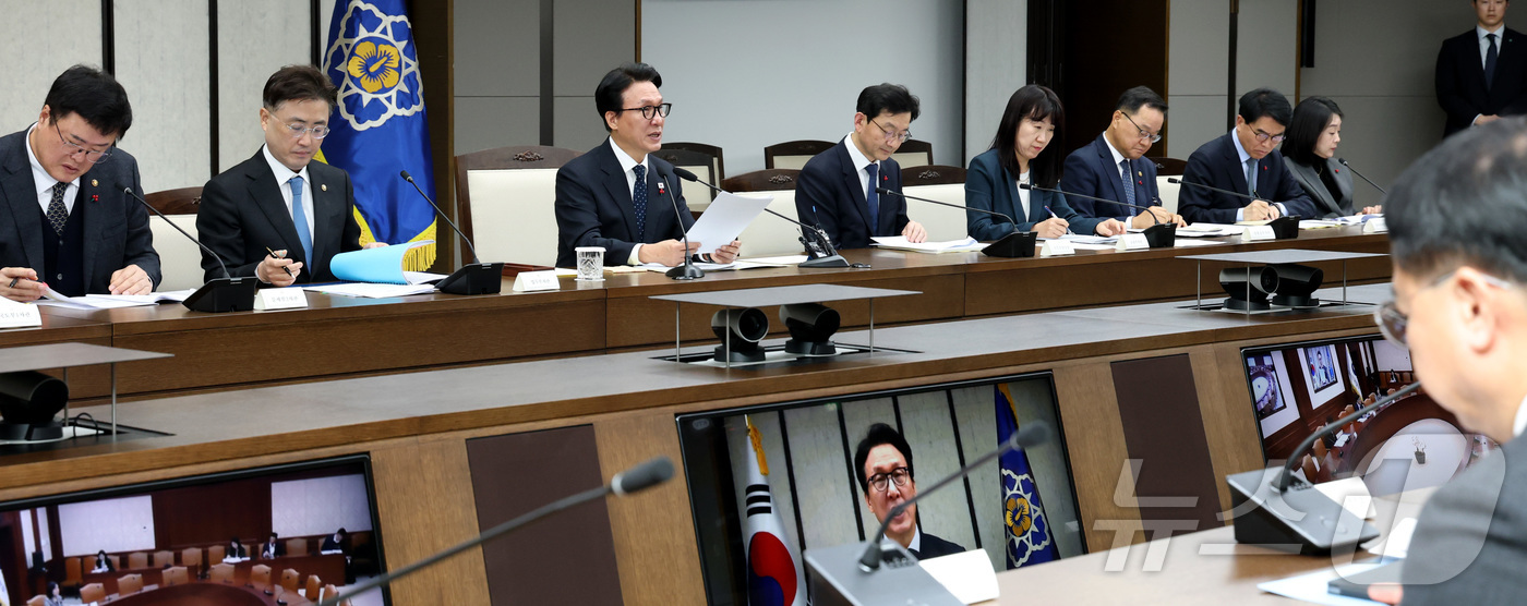 (세종=뉴스1) 김기남 기자 = 김민석 국무총리가 24일 세종시 정부세종청사에서 열린 국가정책조정회의를 주재하며  가습기살균제 참사 피해 대책, 국민불편 민생규제 개선 등 안건에 …