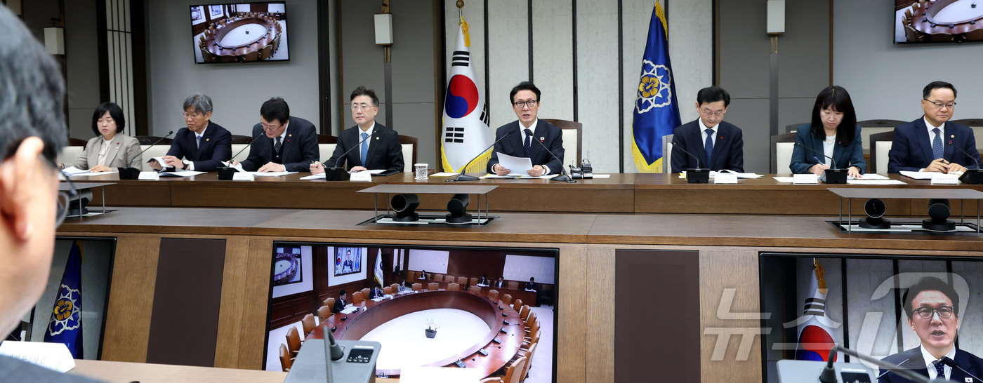 (세종=뉴스1) 김기남 기자 = 김민석 국무총리가 24일 세종시 정부세종청사에서 열린 국가정책조정회의를 주재하며  가습기살균제 참사 피해 대책, 국민불편 민생규제 개선 등 안건에 …