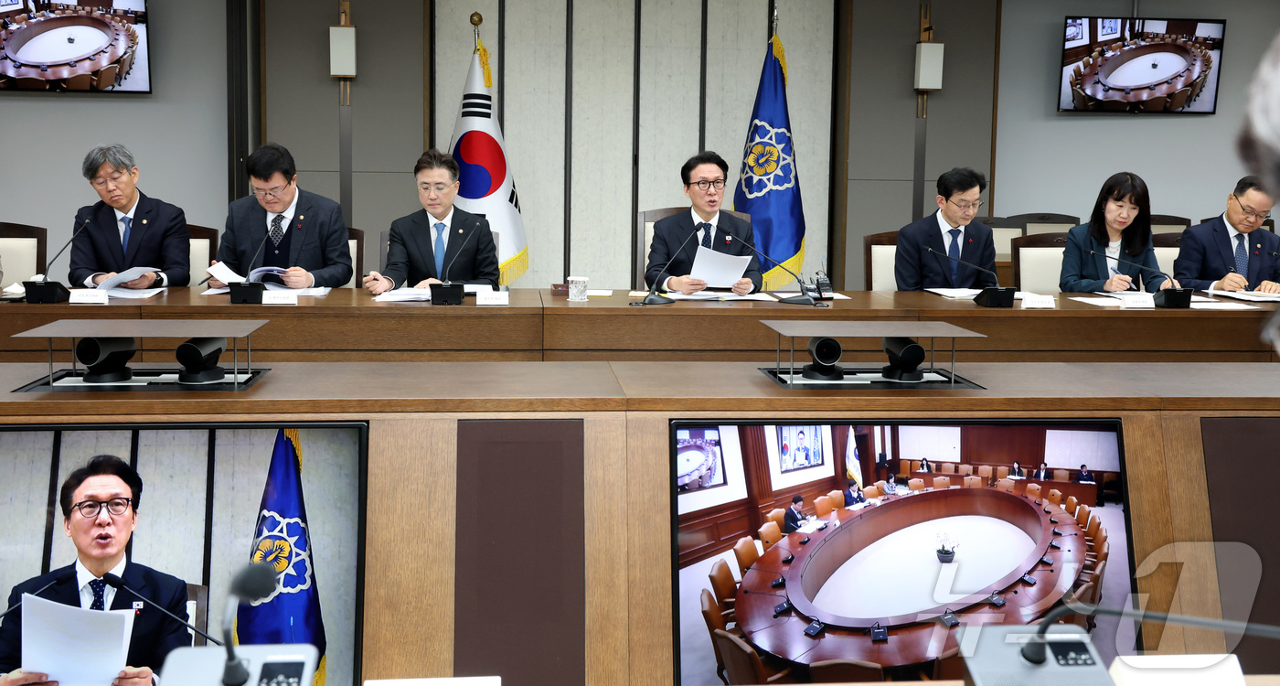 (세종=뉴스1) 김기남 기자 = 김민석 국무총리가 24일 세종시 정부세종청사에서 열린 국가정책조정회의를 주재하며  가습기살균제 참사 피해 대책, 국민불편 민생규제 개선 등 안건에 …