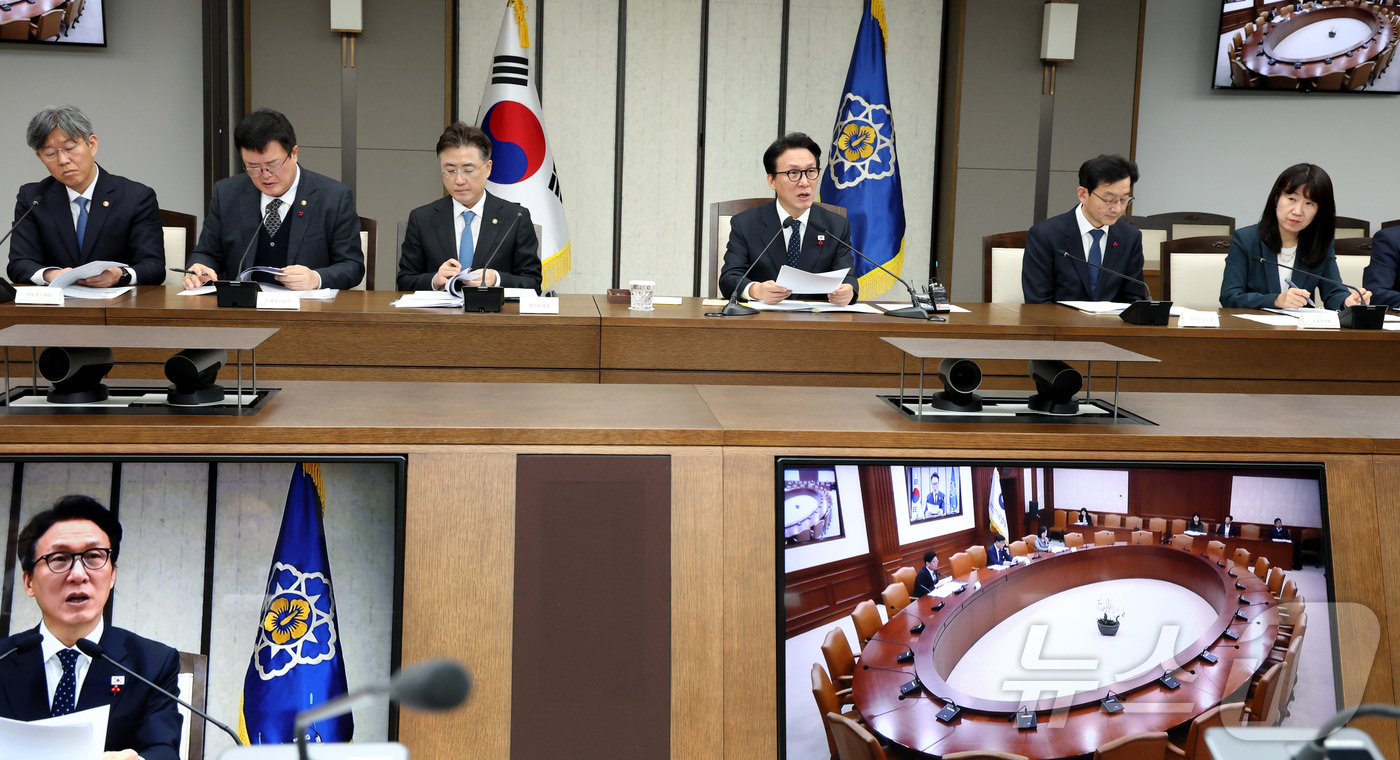 (세종=뉴스1) 김기남 기자 = 김민석 국무총리가 24일 세종시 정부세종청사에서 열린 국가정책조정회의를 주재하며  가습기살균제 참사 피해 대책, 국민불편 민생규제 개선 등 안건에 …