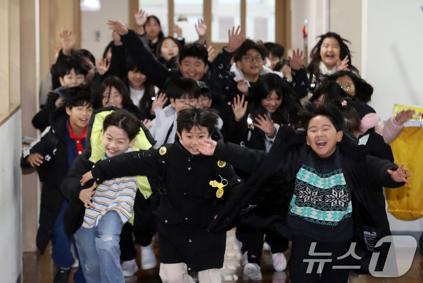 (부산=뉴스1) 윤일지 기자 = 24일 오전 부산 기장군 정관읍 가동초등학교에서 겨울방학을 맞은 4학년 3반 학생들이 환호하며 집으로 향하고 있다.  2025.12.24/뉴스1