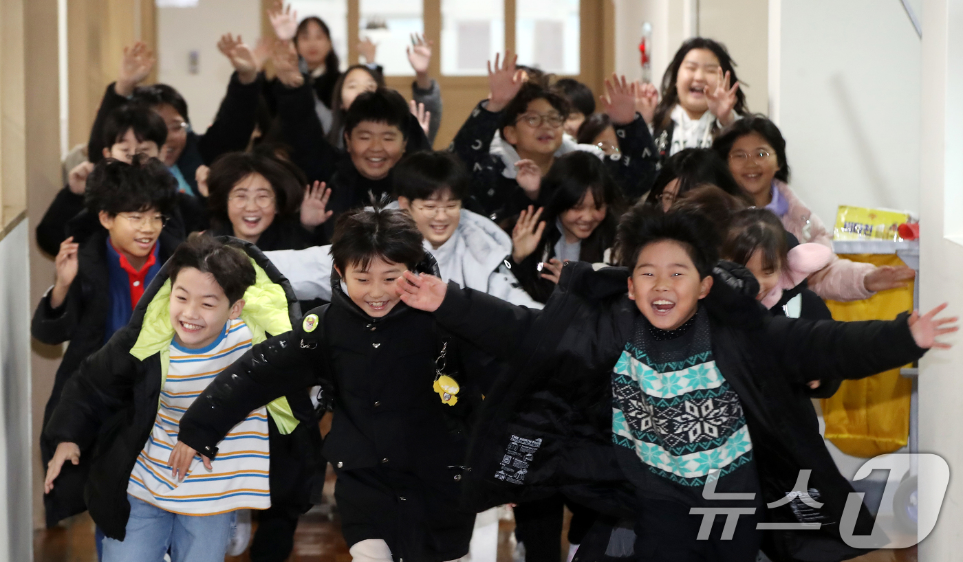 (부산=뉴스1) 윤일지 기자 = 24일 오전 부산 기장군 정관읍 가동초등학교에서 겨울방학을 맞은 4학년 3반 학생들이 환호하며 집으로 향하고 있다.  2025.12.24/뉴스1