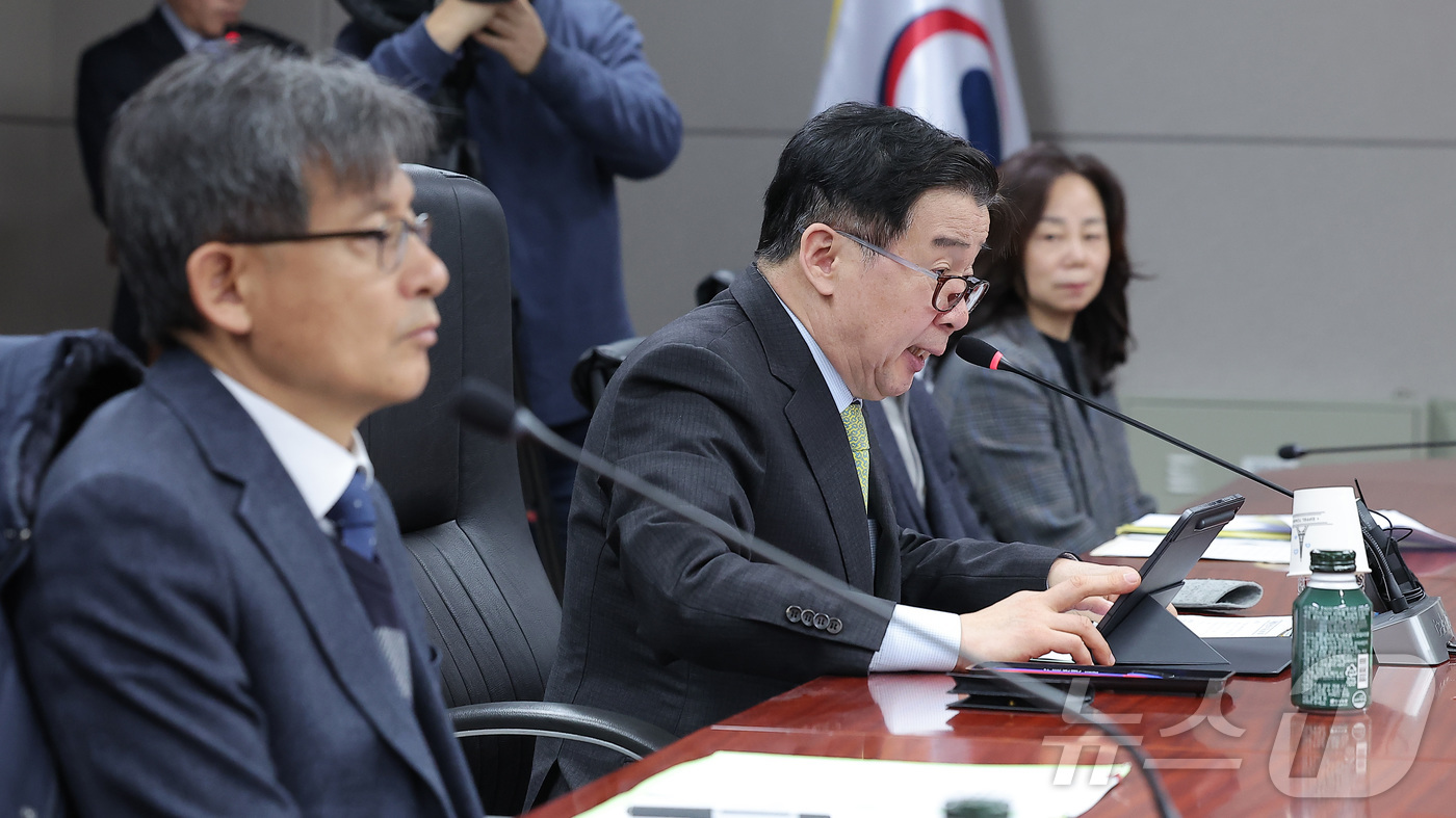 (서울=뉴스1) 김성진 기자 = 유철환 국민권익위원장이 24일 서울 종로구 정부서울청사에서 열린 2025 적극행정국민신청 우수 유공 시상식에서 인사말을 하고 있다. 2025.12. …