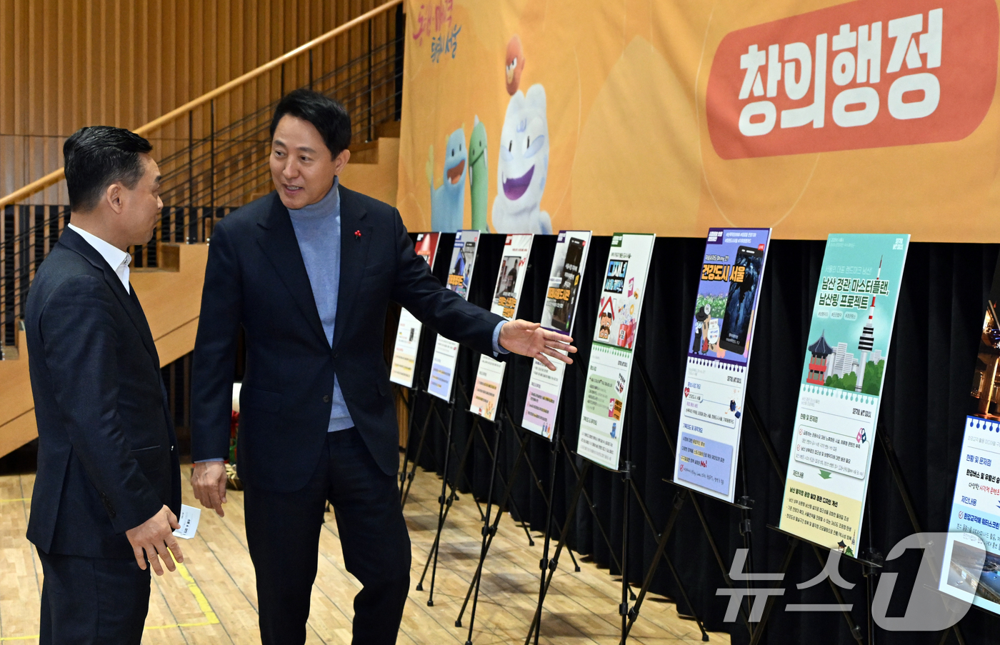 (서울=뉴스1) 김명섭 기자 = 오세훈 서울시장이 24일 서울 중구 시청에서 열린 시정홍보 숏폼 & 창의 발표회 컨텐츠들을 둘러보고 있다.창의발표회는 서울시 공무원들의 창의행정 우 …