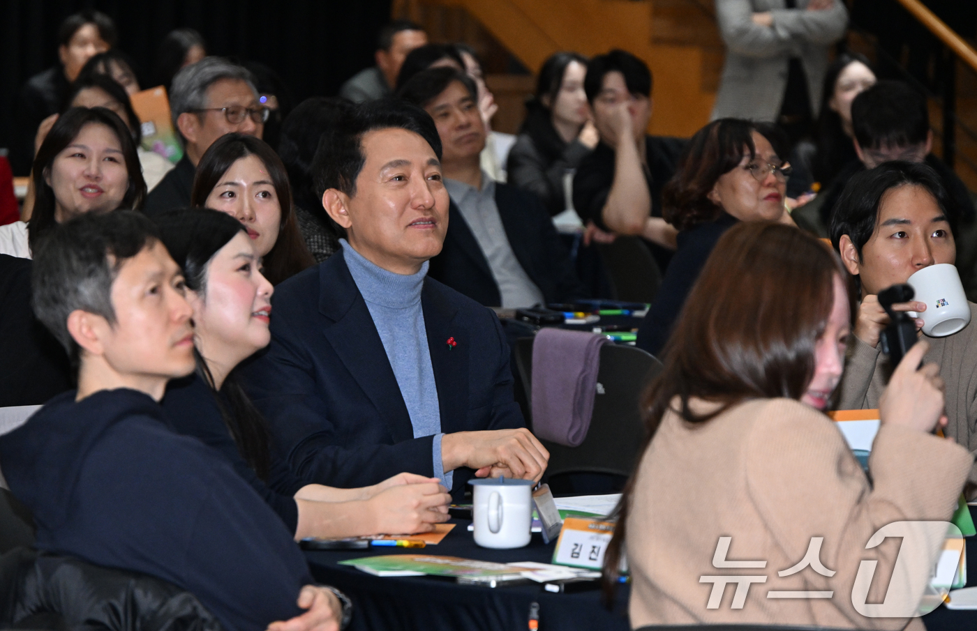 (서울=뉴스1) 김명섭 기자 = 오세훈 서울시장이 24일 서울 중구 시청에서 열린 시정홍보 숏폼 & 창의 발표회에서 컨텐츠 발표를 지켜보고 있다.창의발표회는 서울시 공무원들의 창의 …