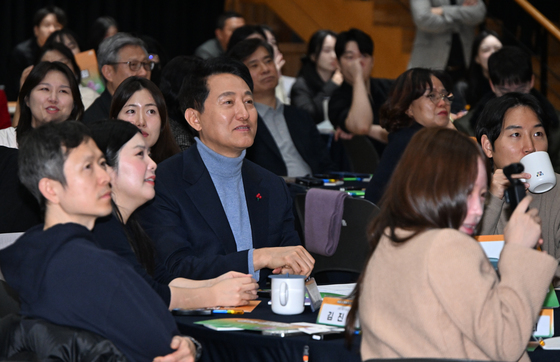 발표 지켜보는 오세훈 시장