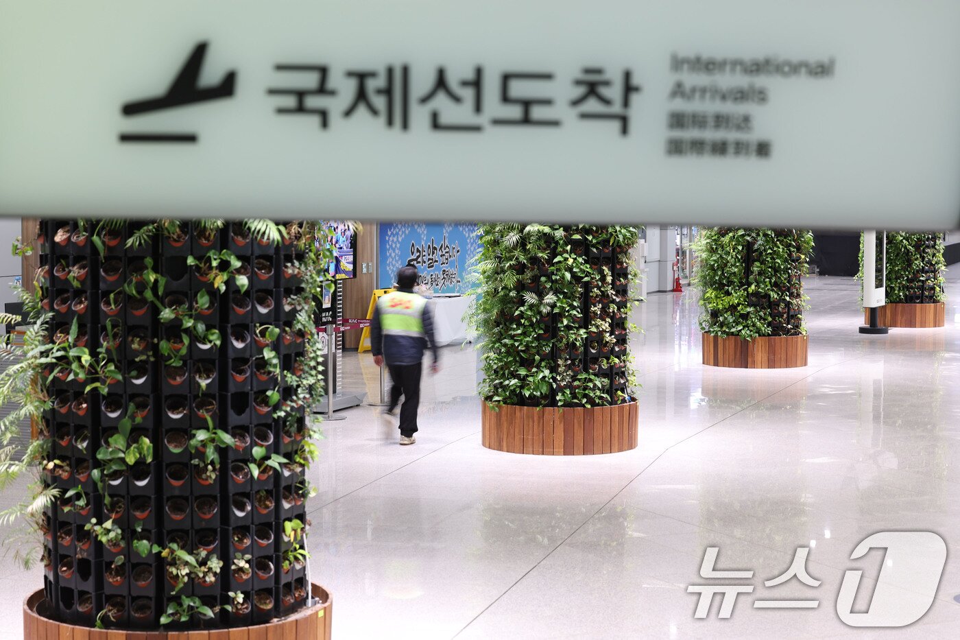 본문 이미지 - 12·29 제주항공 여객기 참사 1주기를 앞둔 24일 전남 무안국제공항이 한산한 모습을 보이고 있다. ⓒ News1 박지현 기자