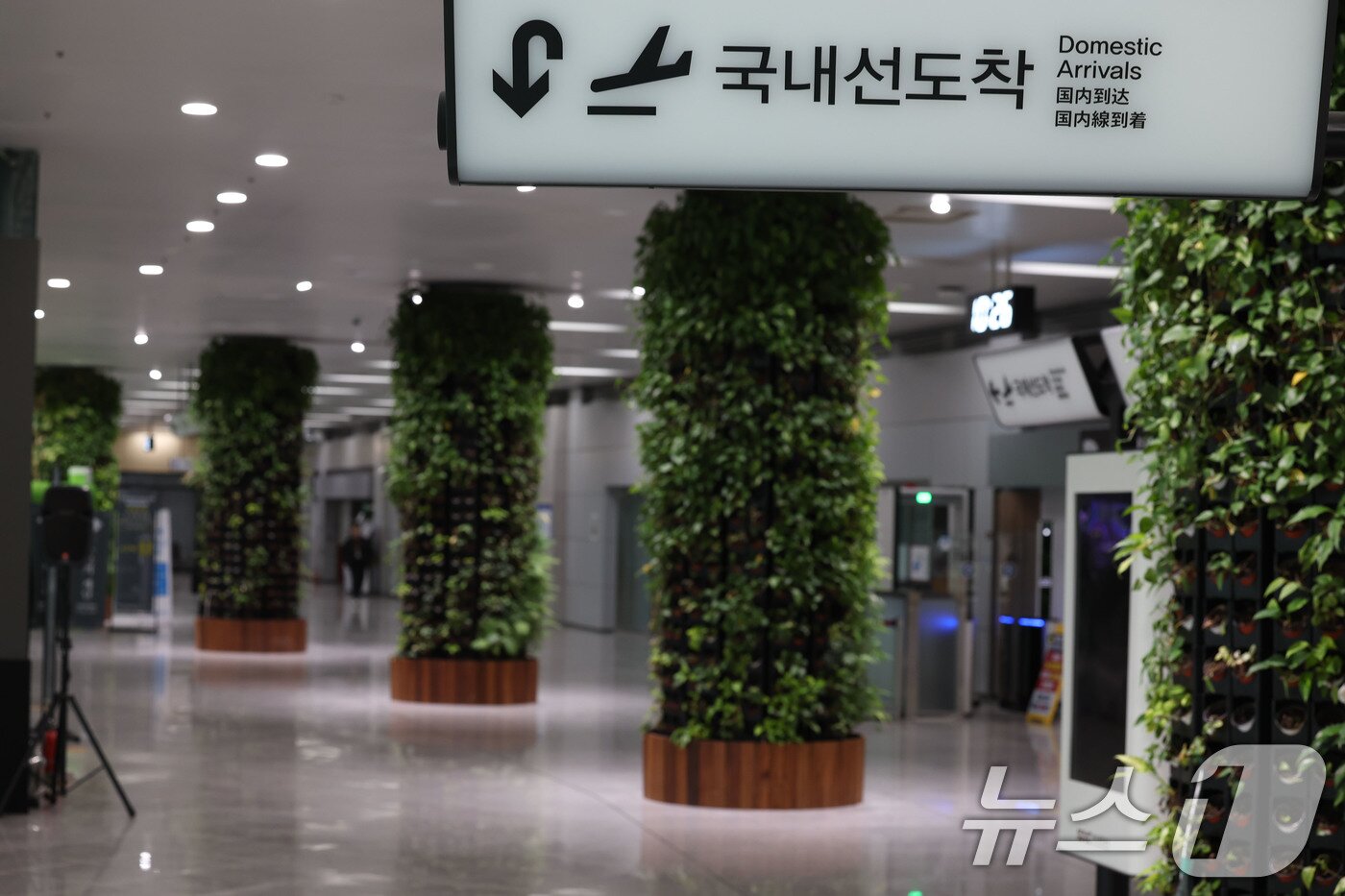 본문 이미지 - 12·29 제주항공 여객기 참사 1주기를 앞둔 24일 전남 무안국제공항이 한산한 모습을 보이고 있다. 2025.12.24/뉴스1 ⓒ News1 박지현 기자