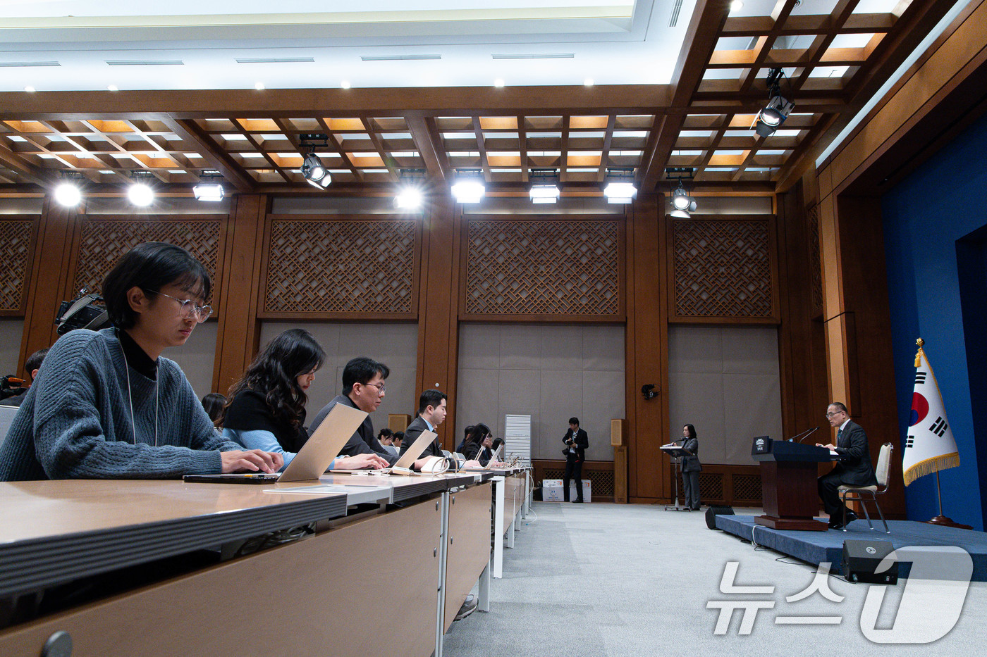 (서울=뉴스1) 이재명 기자 = 위성락 국가안보실장이 24일 청와대 춘추관에서 미국·캐나다·일본 방문 관련 브리핑을 하고 있다. 2025.12.24/뉴스1