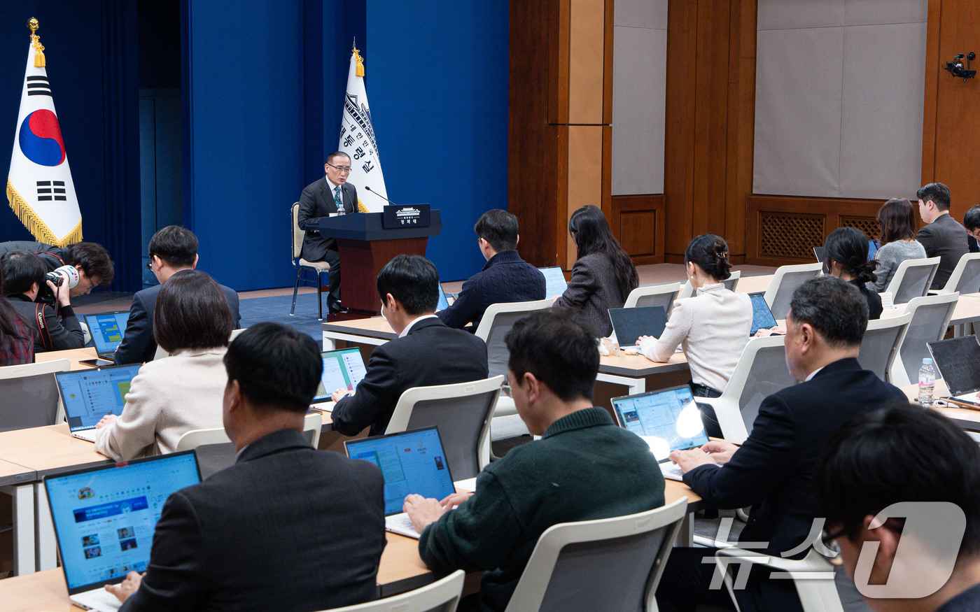 (서울=뉴스1) 이재명 기자 = 위성락 국가안보실장이 24일 청와대 춘추관에서 미국·캐나다·일본 방문 관련 브리핑을 하고 있다. 2025.12.24/뉴스1