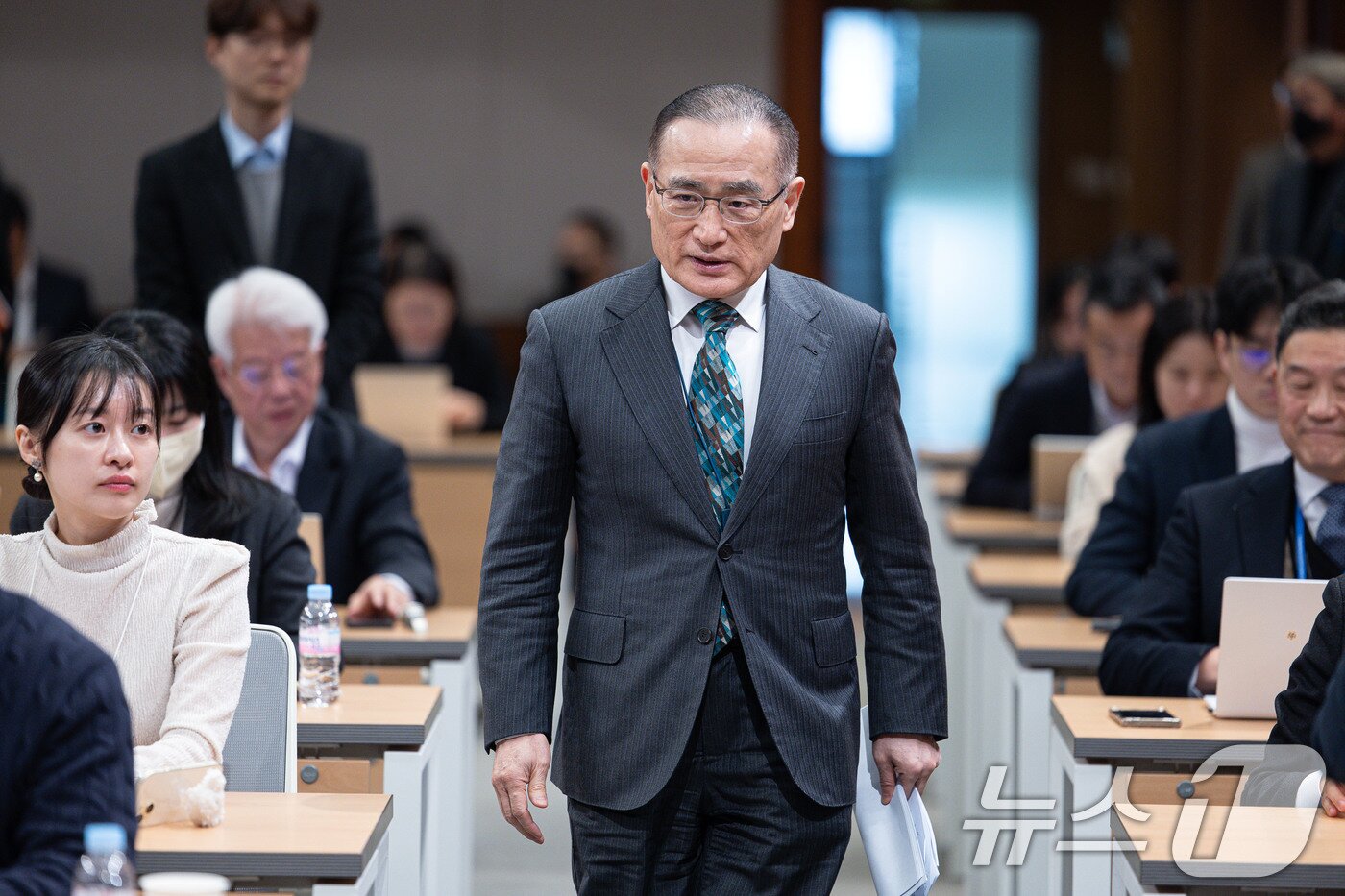 본문 이미지 - 위성락 국가안보실장이 24일 청와대 춘추관에서 미국·캐나다·일본 방문 관련 브리핑을 하기 위해 입장하고 있다. 2025.12.24/뉴스1 ⓒ News1 이재명 기자