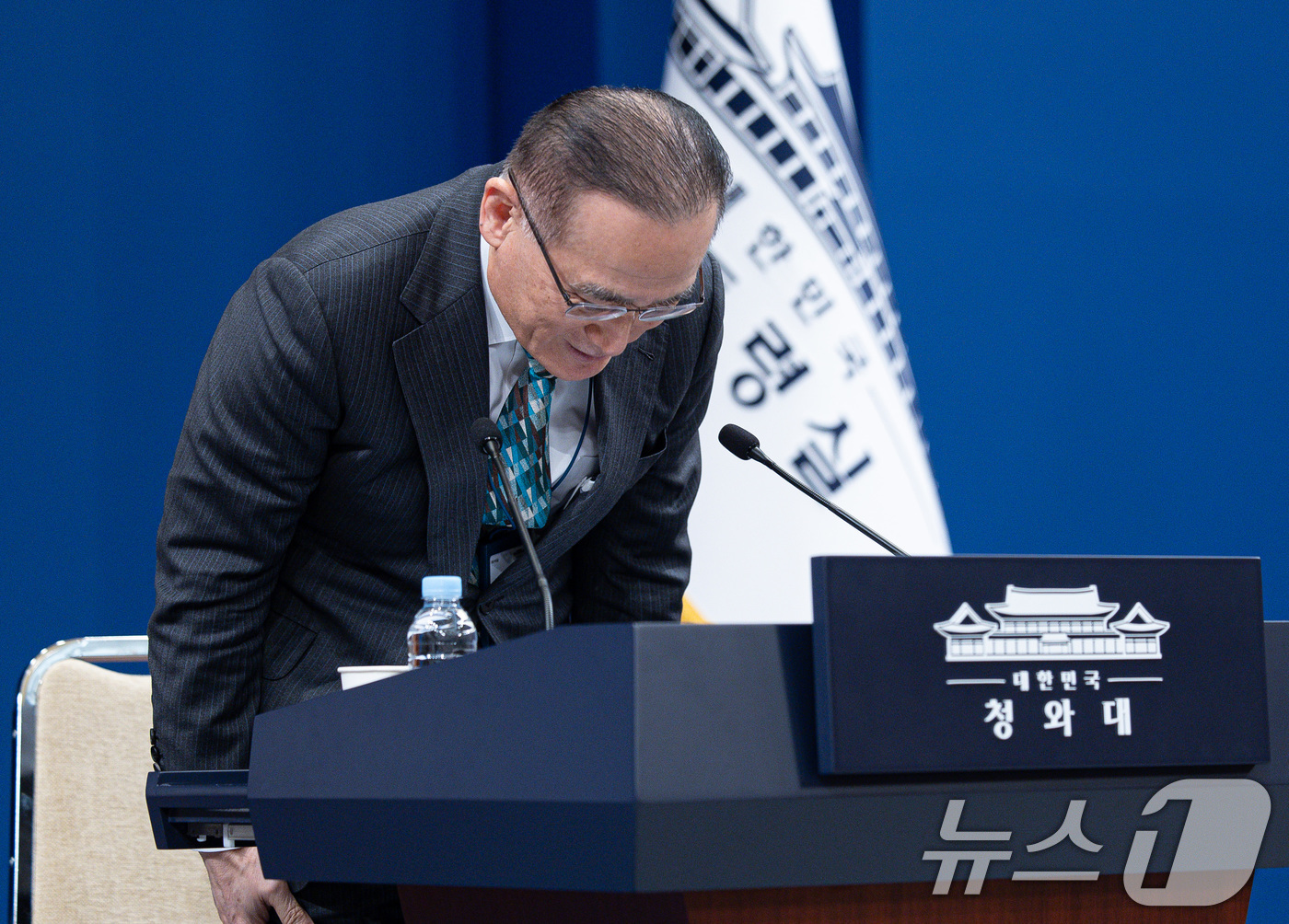 (서울=뉴스1) 이재명 기자 = 위성락 국가안보실장이 24일 청와대 춘추관에서 미국·캐나다·일본 방문 관련 브리핑에 앞서 인사하고 있다. 2025.12.24/뉴스1