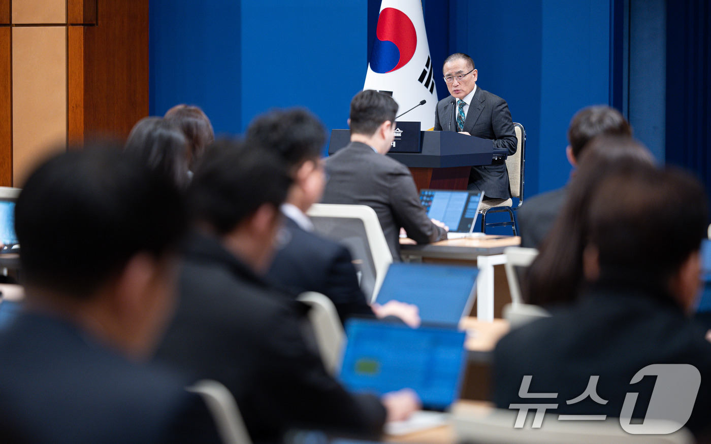 (서울=뉴스1) 이재명 기자 = 위성락 국가안보실장이 24일 청와대 춘추관에서 미국·캐나다·일본 방문 관련 브리핑을 하고 있다. 2025.12.24/뉴스1