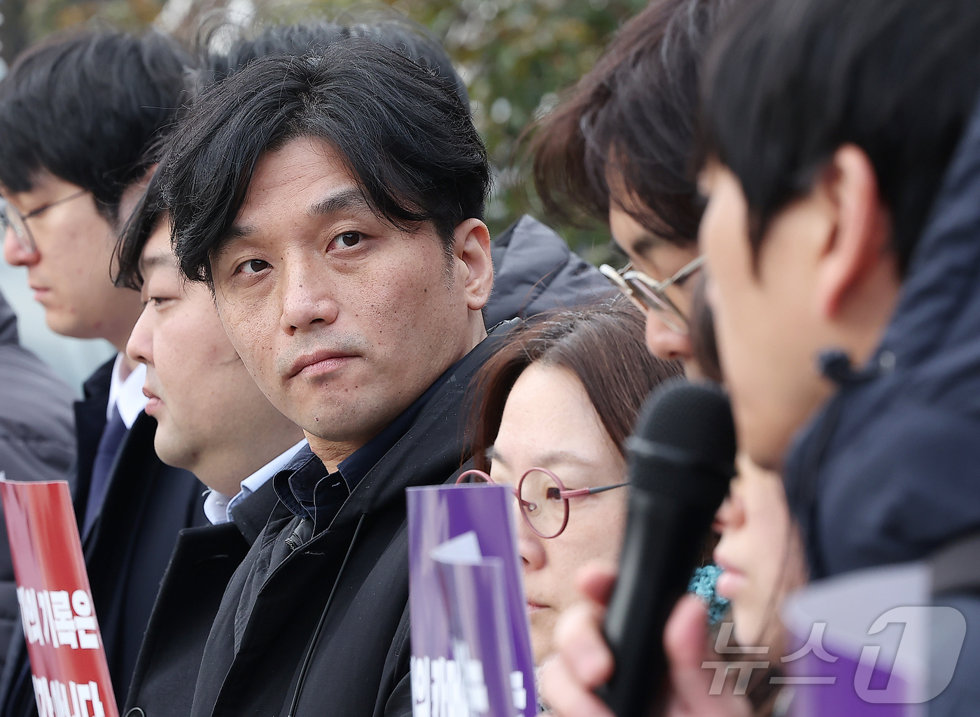 (서울=뉴스1) 김진환 기자 = 지난 1월 19일 서울서부지법 난동을 기록한 정윤석 다큐멘터리 감독이 24일 서울 서초구 서울중앙지법 앞에서 항소심 선고 관련 기자회견에 참석해 참 …