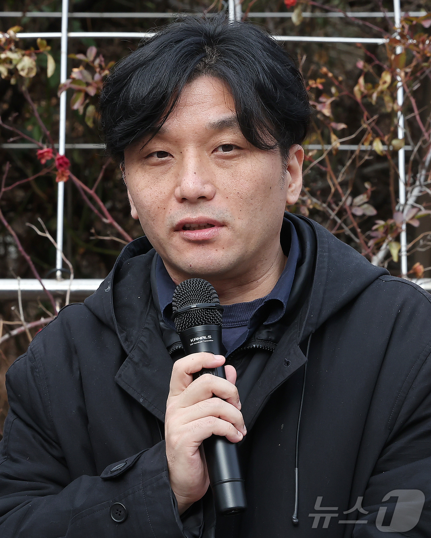 (서울=뉴스1) 김진환 기자 = 지난 1월 19일 서울서부지법 난동을 기록한 정윤석 다큐멘터리 감독이 24일 서울 서초구 서울중앙지법 앞에서 항소심 선고 관련 기자회견에 참석해 발 …