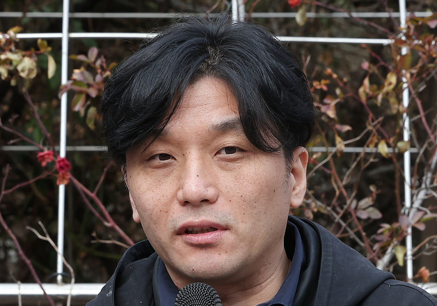 발언하는 정윤석 감독