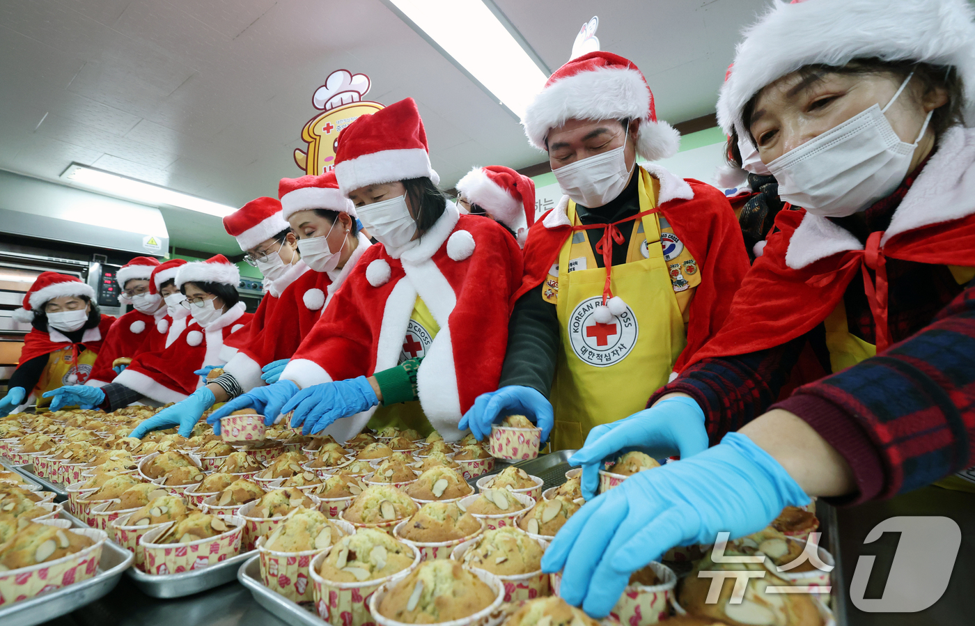 (안양=뉴스1) 김영운 기자 = 크리스마스를 하루 앞둔 24일 경기 안양시 동안구 대한적십자사 경기도지사 중앙봉사관에서 열린 '크리스마스 사랑의 빵 나눔' 제빵 봉사활동에서 산타모 …