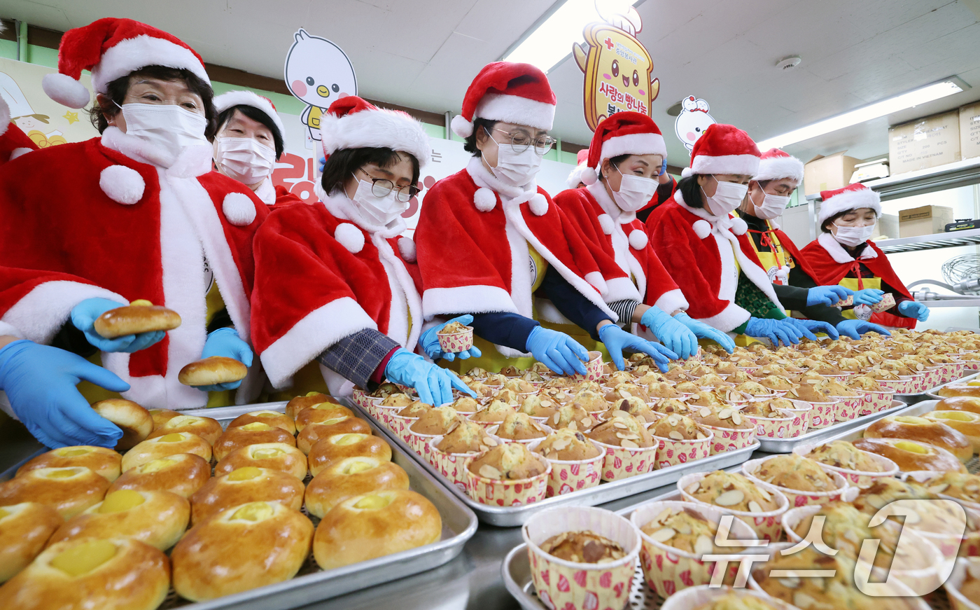 (안양=뉴스1) 김영운 기자 = 크리스마스를 하루 앞둔 24일 경기 안양시 동안구 대한적십자사 경기도지사 중앙봉사관에서 열린 '크리스마스 사랑의 빵 나눔' 제빵 봉사활동에서 산타모 …