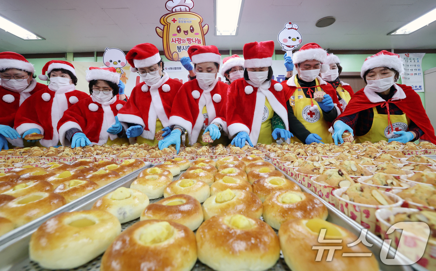 (안양=뉴스1) 김영운 기자 = 크리스마스를 하루 앞둔 24일 경기 안양시 동안구 대한적십자사 경기도지사 중앙봉사관에서 열린 '크리스마스 사랑의 빵 나눔' 제빵 봉사활동에서 산타모 …
