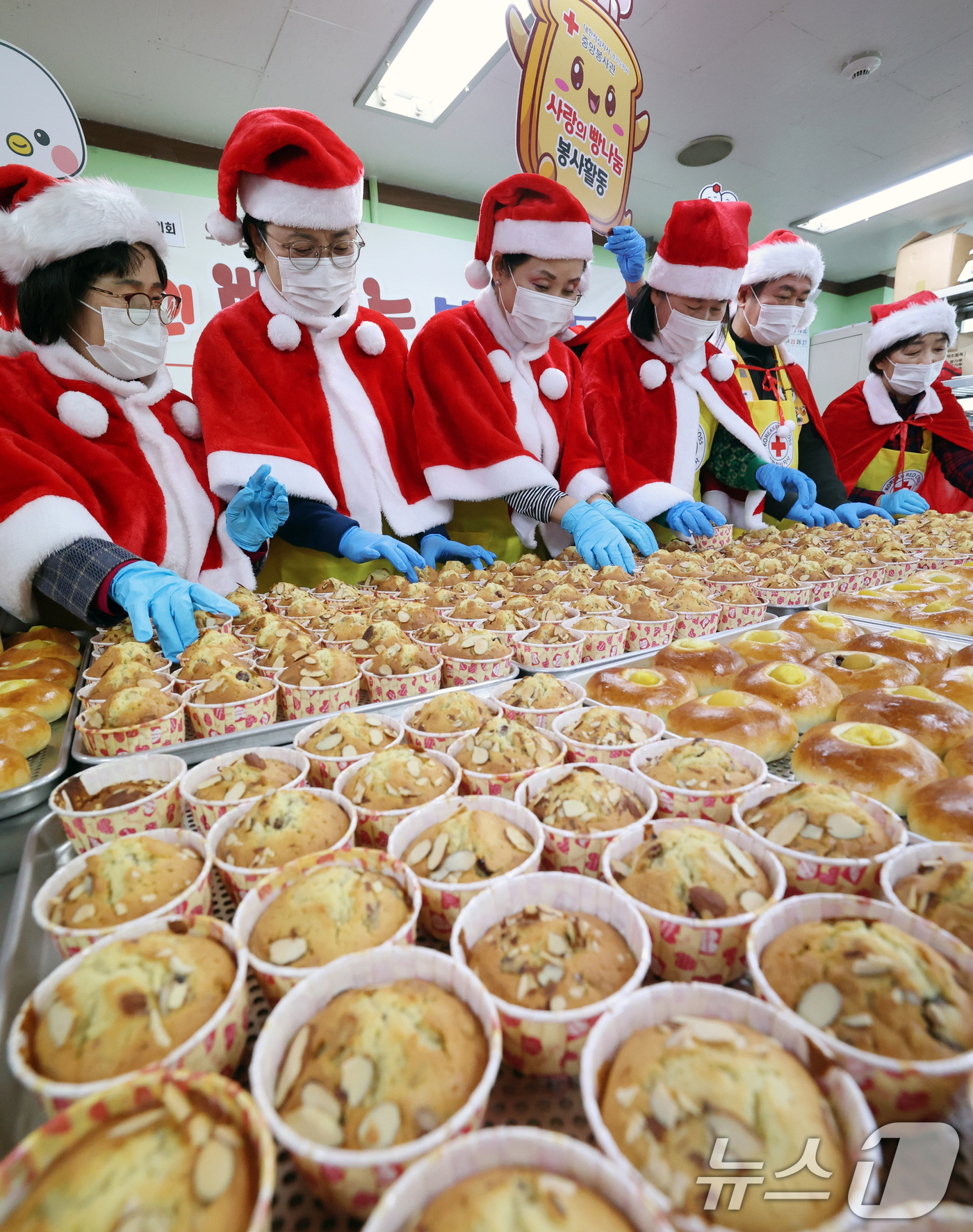 (안양=뉴스1) 김영운 기자 = 크리스마스를 하루 앞둔 24일 경기 안양시 동안구 대한적십자사 경기도지사 중앙봉사관에서 열린 '크리스마스 사랑의 빵 나눔' 제빵 봉사활동에서 산타모 …