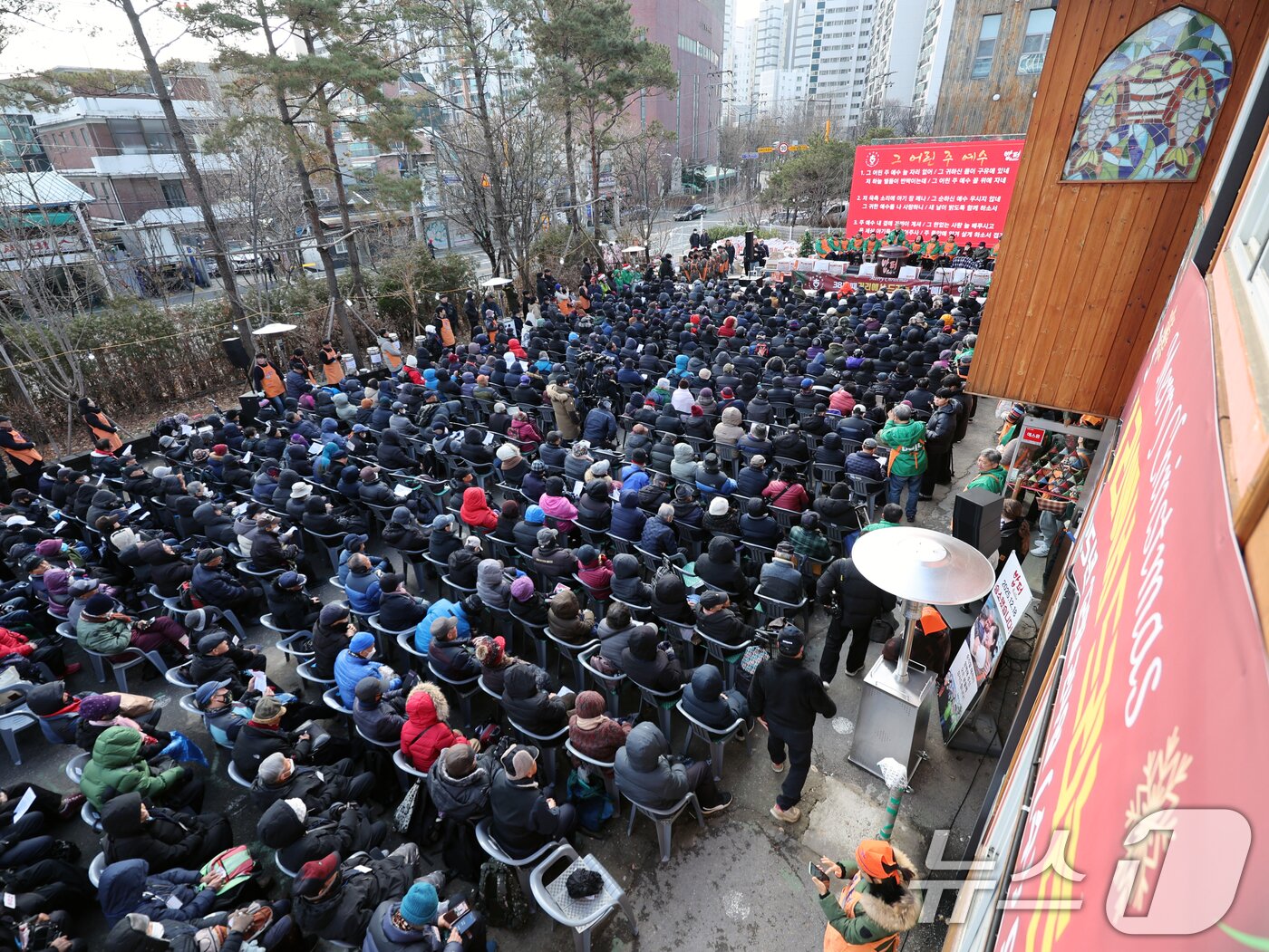 본문 이미지 - 크리스마스를 하루 앞둔 24일 서울 동대문구 밥퍼나눔운동본부에서 열린 '38번째 거리성탄 예배'에서 취약계층 주민들이 예배를 드리고 있다. 2025.12.24/뉴스1 ⓒ News1 황기선 기자