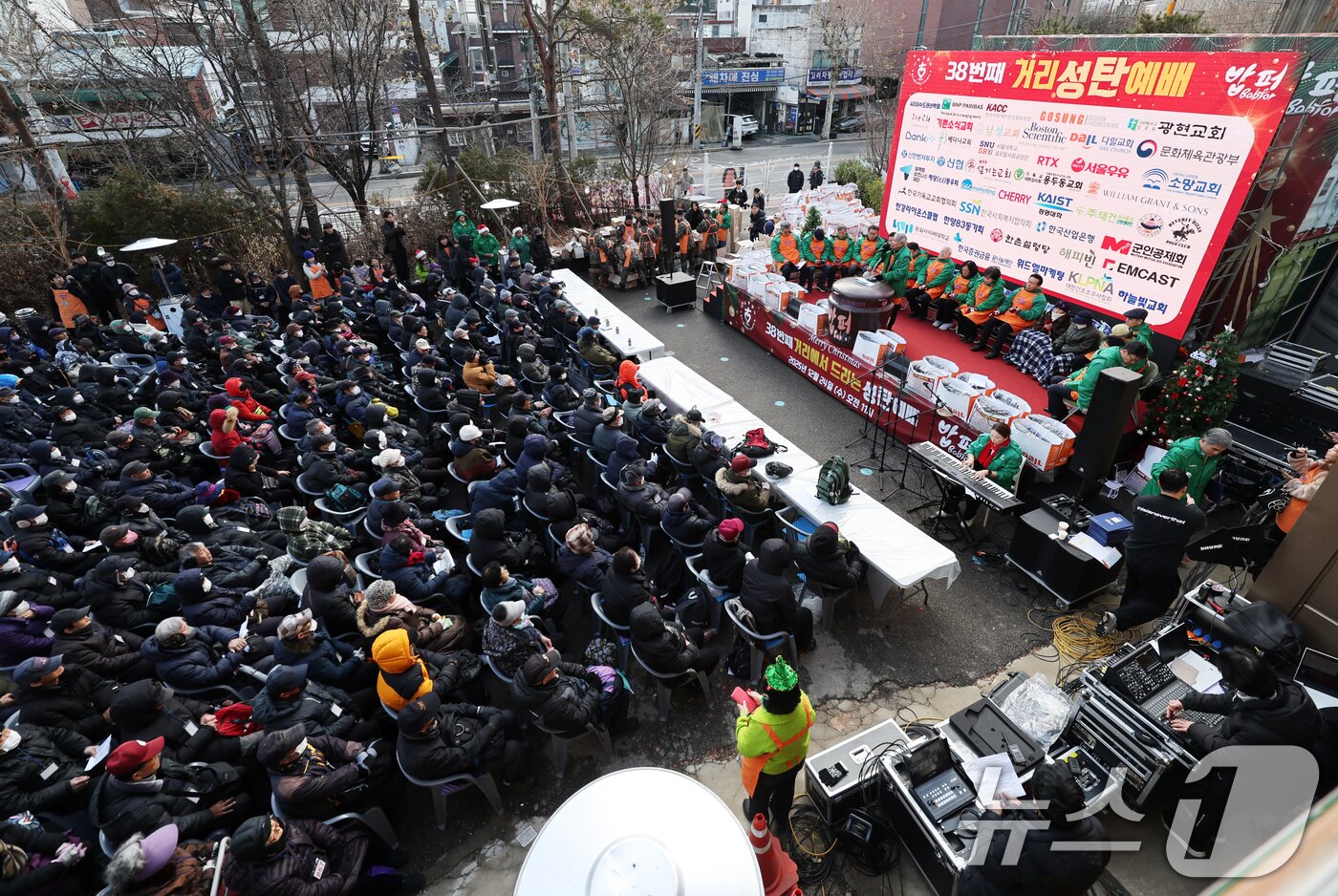 본문 이미지 - 크리스마스를 하루 앞둔 24일 서울 동대문구 밥퍼나눔운동본부에서 열린 '38번째 거리성탄 예배'에서 취약계층 주민들이 예배를 드리고 있다. 2025.12.24/뉴스1 ⓒ News1 황기선 기자