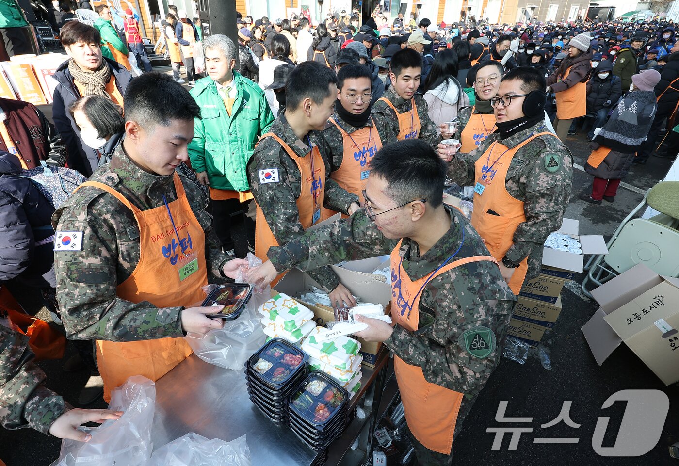 본문 이미지 - 크리스마스를 하루 앞둔 24일 서울 동대문구 밥퍼나눔운동본부에서 열린 '38번째 거리성탄 예배'에서 군인 자원봉사자들이 참가자들에게 전달할 음식을 포장하고 있다. (공동취재) 2025.12.24/뉴스1 ⓒ News1 황기선 기자