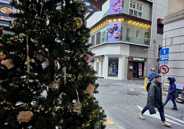 "나라 걱정 잊고 가족·친구와 즐길래요"…되찾은 크리스마스 풍경