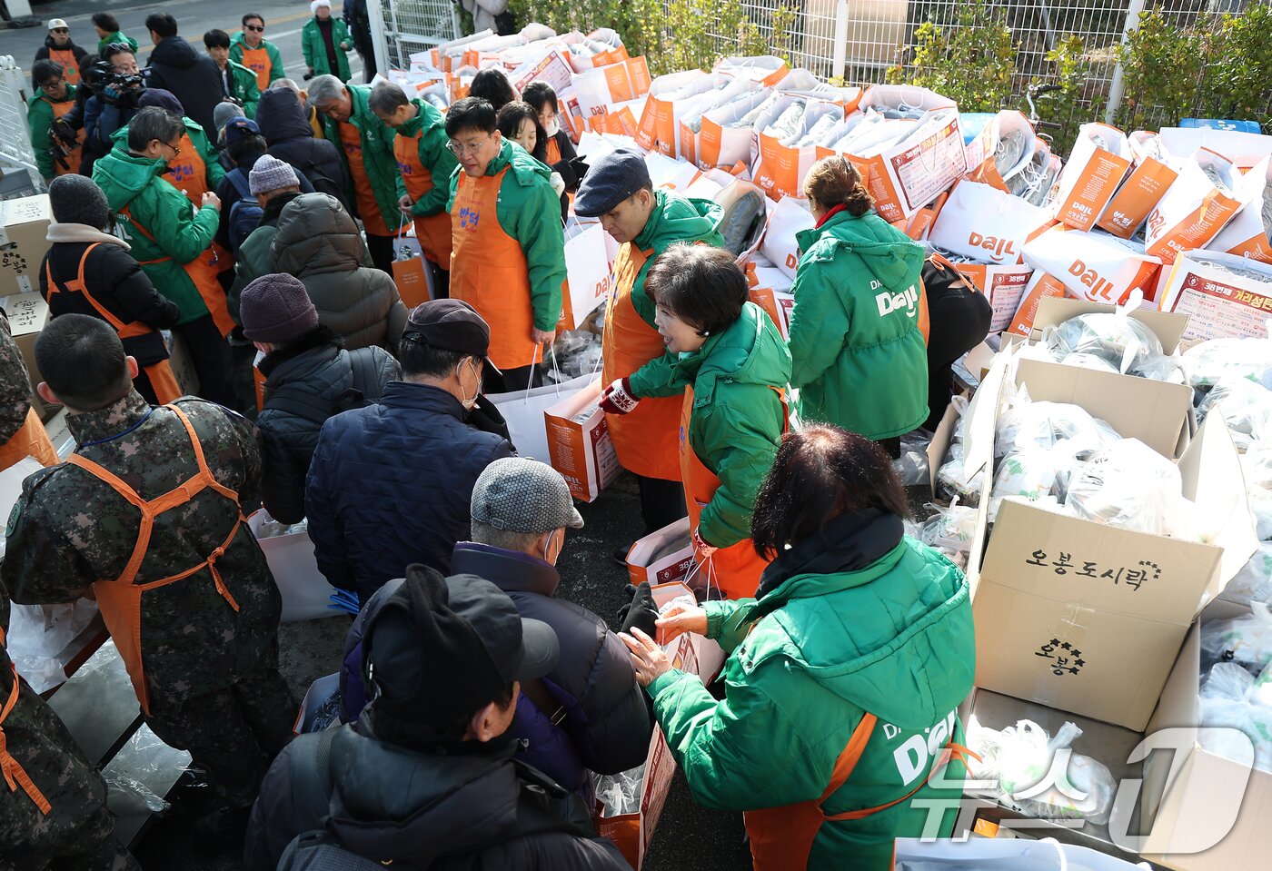 본문 이미지 - 크리스마스를 하루 앞둔 24일 서울 동대문구 밥퍼나눔운동본부에서 열린 '38번째 거리성탄 예배'에서 자원봉사자들이 참가자들에게 음식과 생필품 등을 전달하고 있다. (공동취재) 2025.12.24/뉴스1 ⓒ News1 황기선 기자