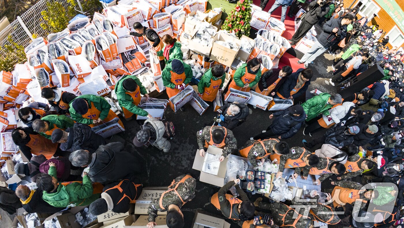 본문 이미지 - 크리스마스를 하루 앞둔 24일 서울 동대문구 밥퍼나눔운동본부에서 열린 '38번째 거리성탄 예배'에서 자원봉사자들이 참가자들에게 음식과 생필품 등을 전달하고 있다. (공동취재) 2025.12.24/뉴스1 ⓒ News1 황기선 기자