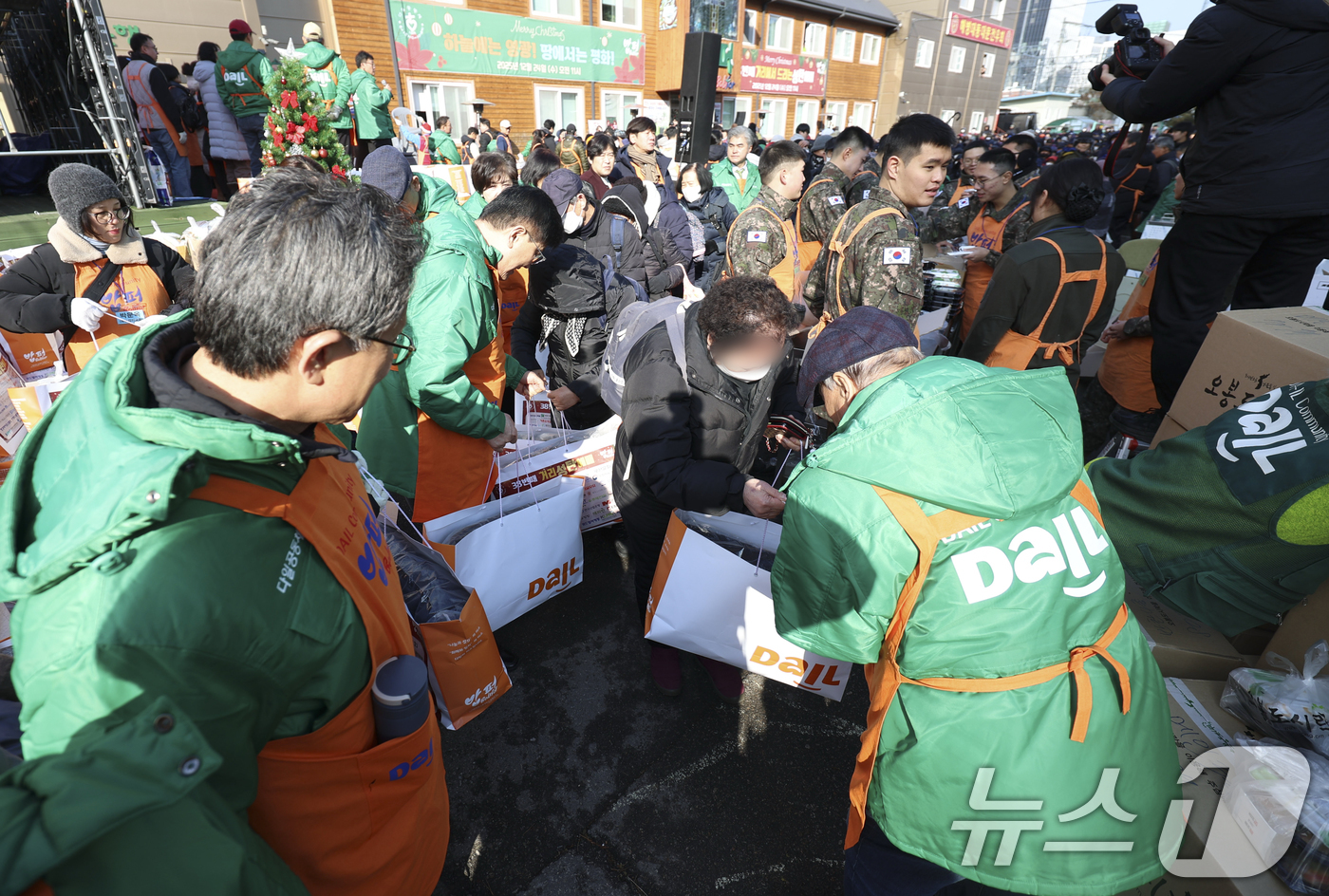 (서울=뉴스1) 황기선 기자 = 크리스마스를 하루 앞둔 24일 서울 동대문구 밥퍼나눔운동본부에서 열린 '38번째 거리성탄 예배'에서 자원봉사자들이 참가자들에게 음식과 생필품 등을 …