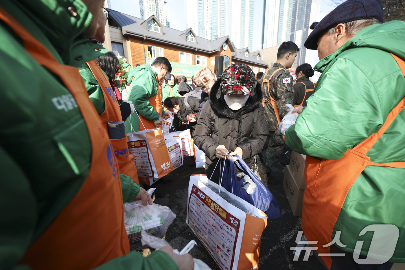 (서울=뉴스1) 황기선 기자 = 크리스마스를 하루 앞둔 24일 서울 동대문구 밥퍼나눔운동본부에서 열린 '38번째 거리성탄 예배'에서 자원봉사자들이 참가자들에게 음식과 생필품 등을 …