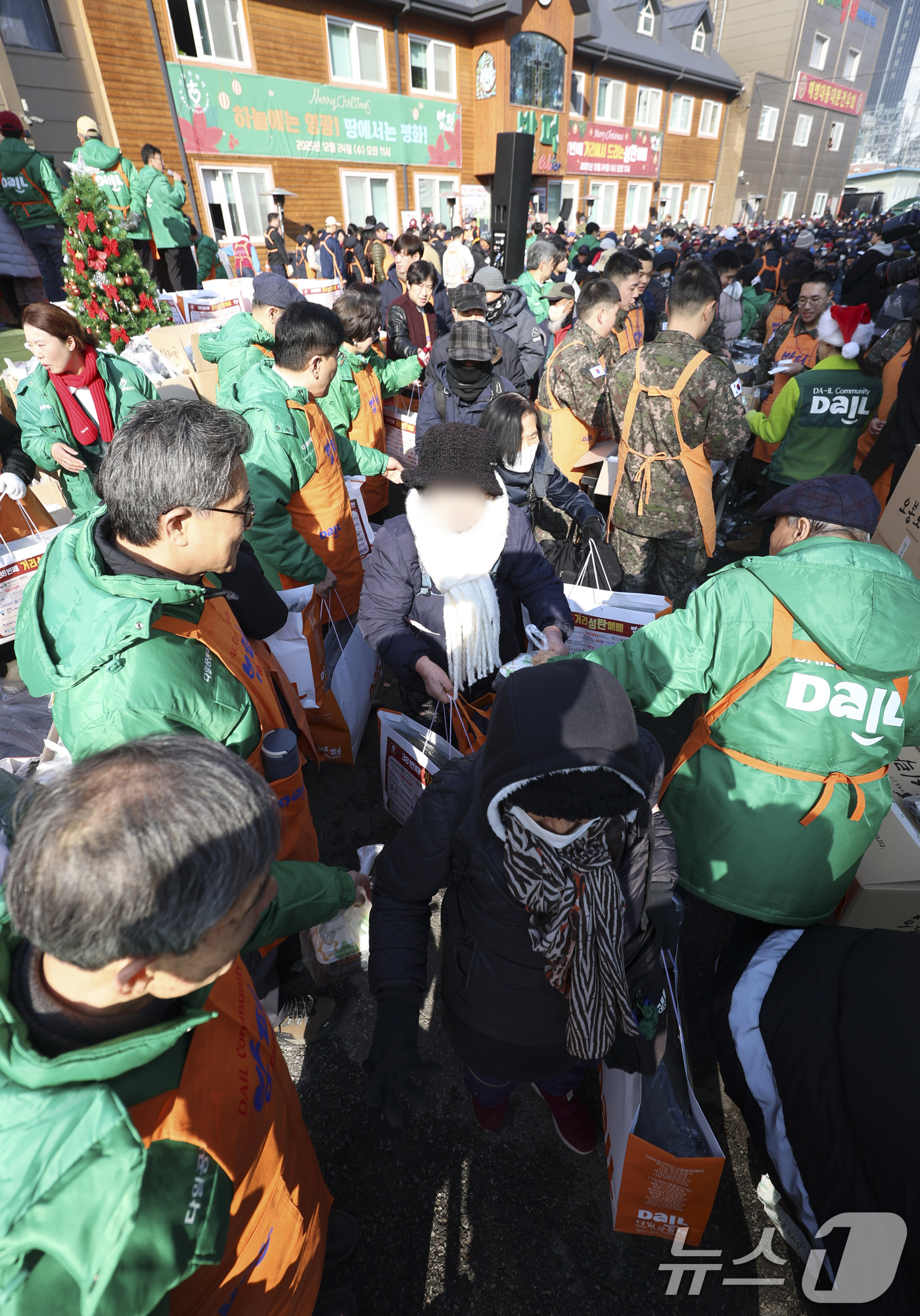 (서울=뉴스1) 황기선 기자 = 크리스마스를 하루 앞둔 24일 서울 동대문구 밥퍼나눔운동본부에서 열린 '38번째 거리성탄 예배'에서 자원봉사자들이 참가자들에게 음식과 생필품 등을 …