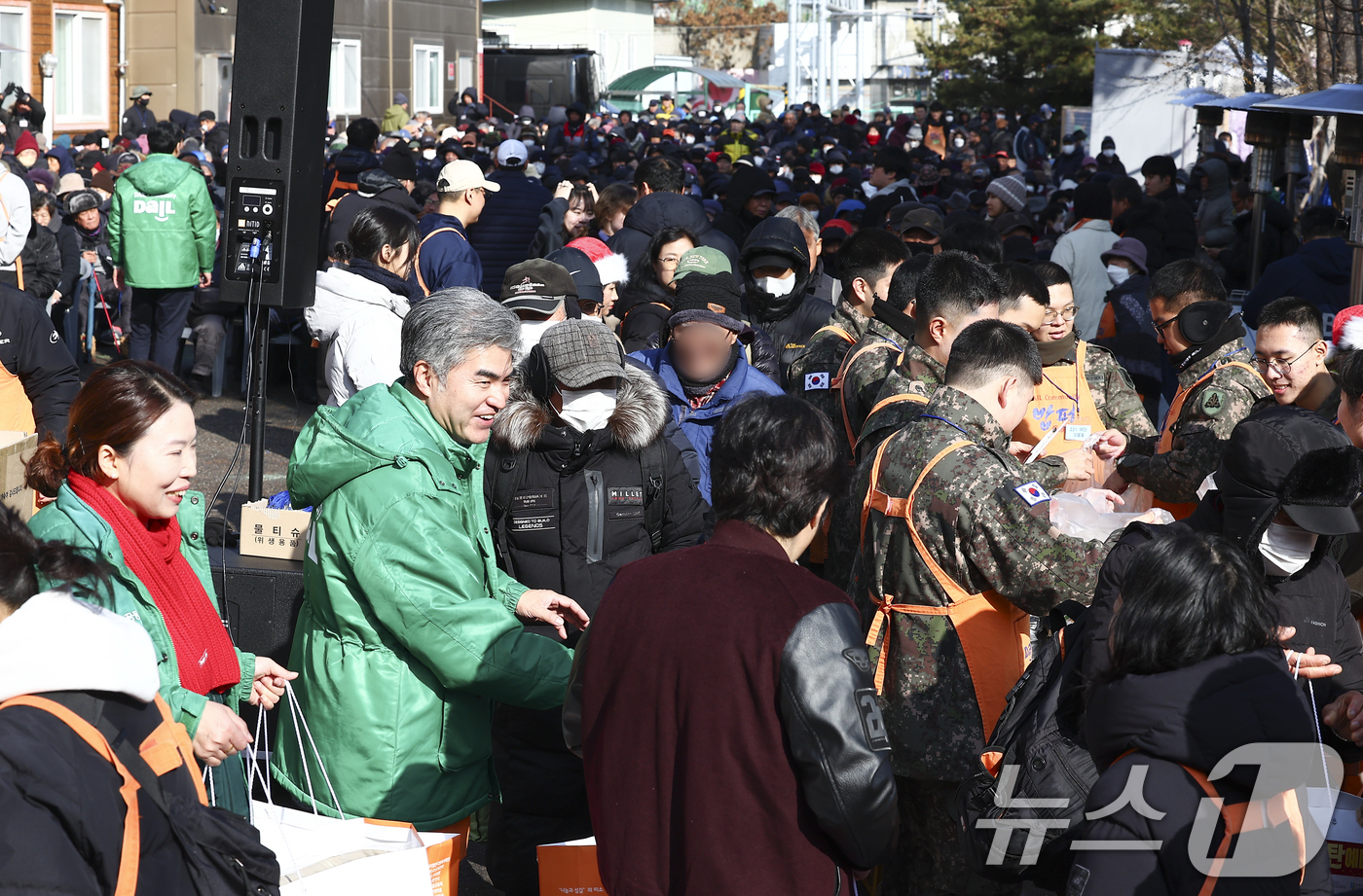 (서울=뉴스1) 황기선 기자 = 크리스마스를 하루 앞둔 24일 서울 동대문구 밥퍼나눔운동본부에서 열린 '38번째 거리성탄 예배'에서 자원봉사자들이 참가자들에게 음식과 생필품 등을 …