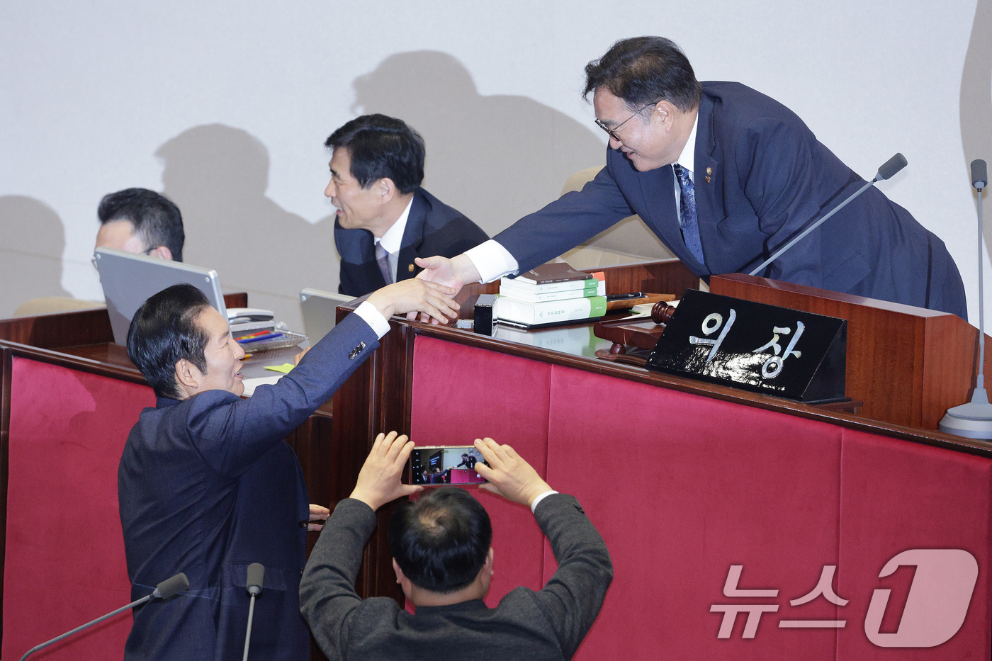 (서울=뉴스1) 신웅수 기자 = 정청래 더불어민주당 대표가 24일 서울 여의도 국회에서 열린 제430회국회(임시회) 제2차 본회의에서 우원식 국회의장과 인사하고 있다. 2025.1 …