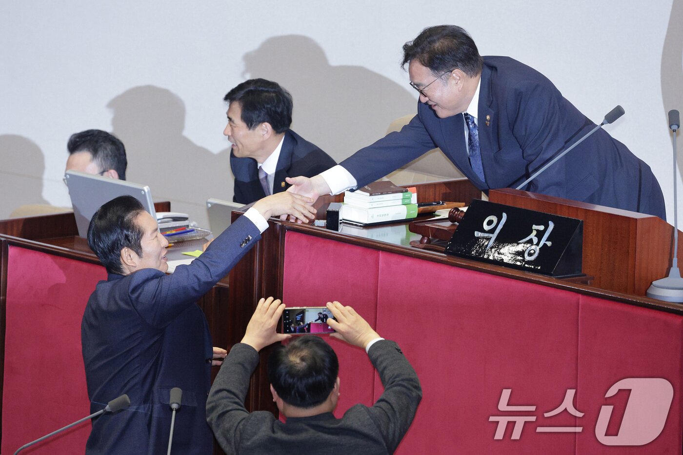 본문 이미지 - 정청래 더불어민주당 대표가 24일 서울 여의도 국회에서 열린 제430회국회(임시회) 제2차 본회의에서 우원식 국회의장과 인사하고 있다. 2025.12.24/뉴스1 ⓒ News1 신웅수 기자