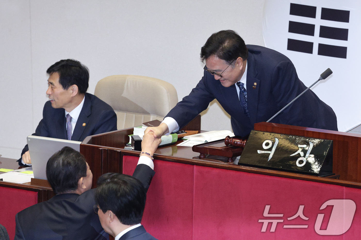 (서울=뉴스1) 신웅수 기자 = 김병기 더불어민주당 원내대표가 24일 서울 여의도 국회에서 열린 제430회국회(임시회) 제2차 본회의에서 우원식 국회의장과 인사하고 있다. 2025 …