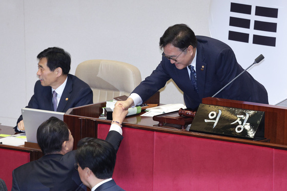 우원식 의장과 인사하는 김병기