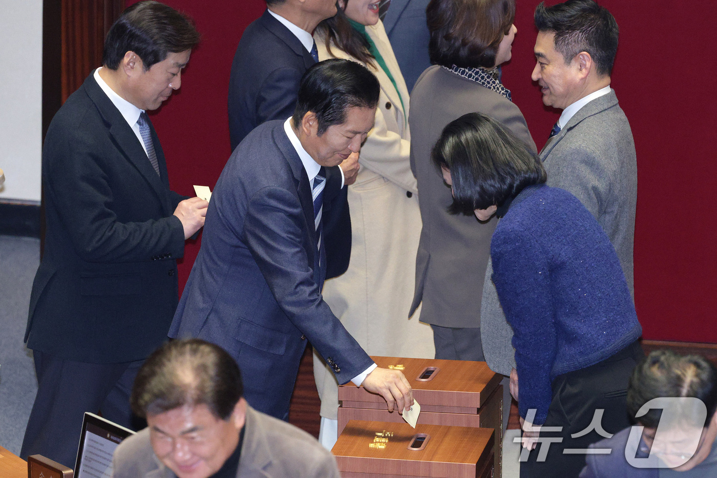 (서울=뉴스1) 신웅수 기자 = 정청래 더불어민주당 대표가 24일 서울 여의도 국회에서 열린 제430회국회(임시회) 제2차 본회의에서 정보통신망 이용촉진 및 정보보호 등에 관한 법 …