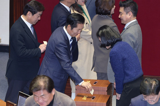 투표하는 정청래 대표