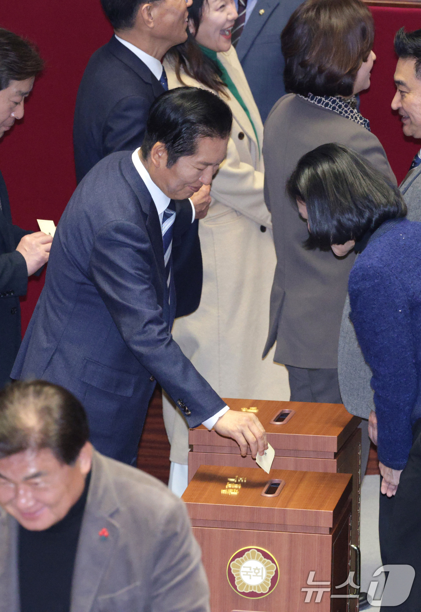 (서울=뉴스1) 신웅수 기자 = 정청래 더불어민주당 대표가 24일 서울 여의도 국회에서 열린 제430회국회(임시회) 제2차 본회의에서 정보통신망 이용촉진 및 정보보호 등에 관한 법 …