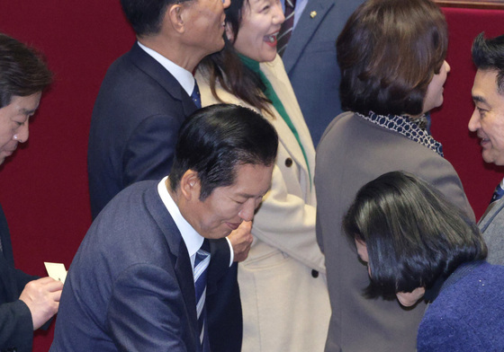 필리버스터 종료의 건 투표하는 정청래