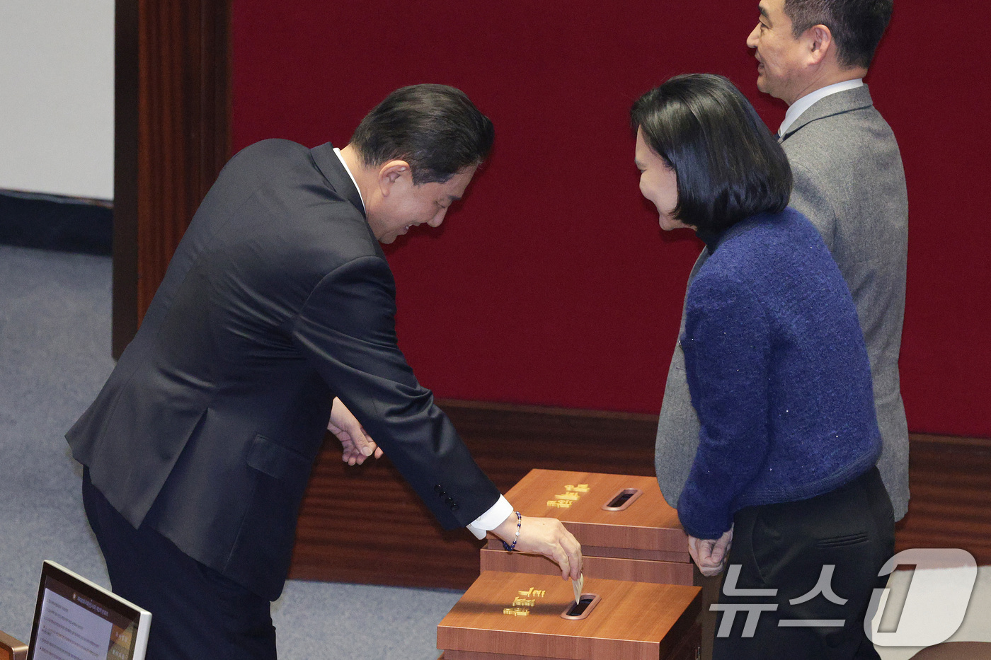 (서울=뉴스1) 신웅수 기자 = 김병기 더불어민주당 원내대표가 24일 서울 여의도 국회에서 열린 제430회국회(임시회) 제2차 본회의에서 정보통신망 이용촉진 및 정보보호 등에 관한 …