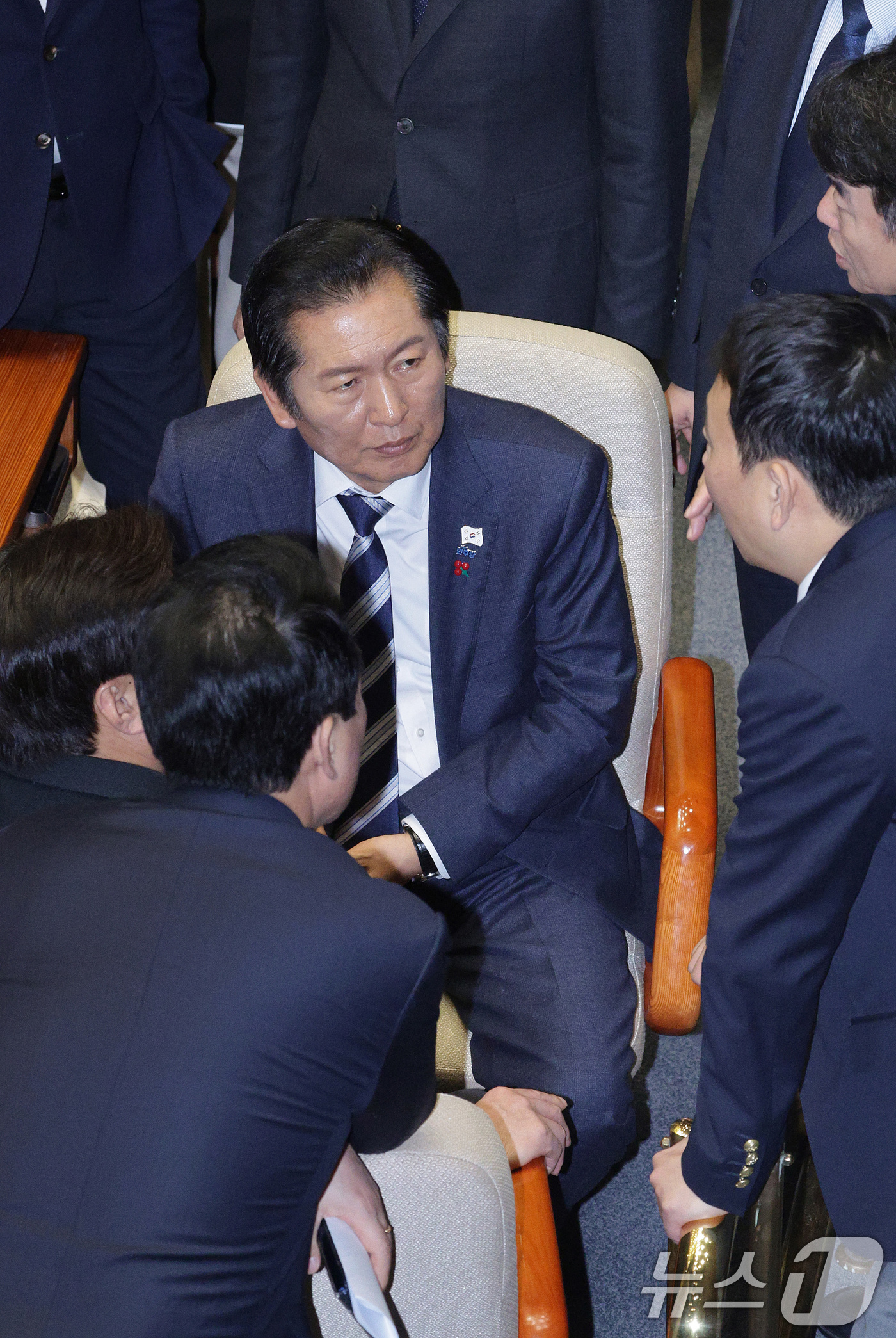 (서울=뉴스1) 신웅수 기자 = 정청래 더불어민주당 대표가 24일 서울 여의도 국회에서 열린 제430회국회(임시회) 제2차 본회의에서 의원들과 대화하고 있다. 2025.12.24/ …