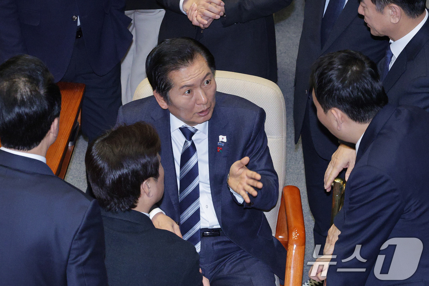 (서울=뉴스1) 신웅수 기자 = 정청래 더불어민주당 대표가 24일 서울 여의도 국회에서 열린 제430회국회(임시회) 제2차 본회의에서 의원들과 대화하고 있다. 2025.12.24/ …