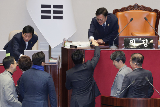 인사나누는 우원식 의장