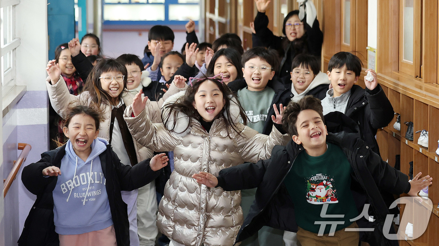 (서울=뉴스1) 박지혜 기자 = 24일 서울 동대문구 안평초등학교에서 2학년 학생들이 겨울방학식을 마친 뒤 밝은 표정으로 하교하고 있다. 2025.12.24/뉴스1